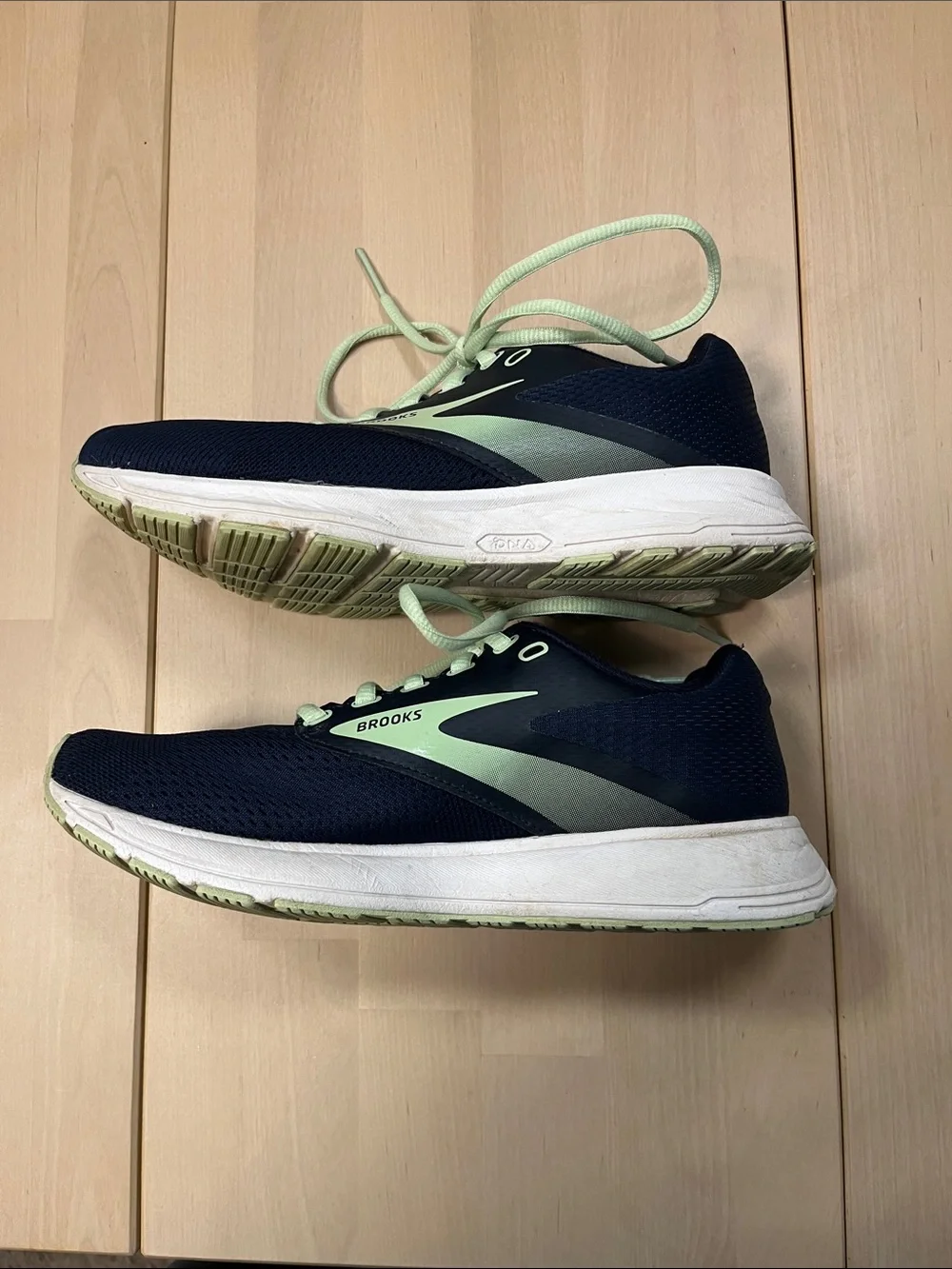 Brooks Navy Blue & Mint Green Sneakers Women’s 6.5 Medium